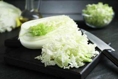 Siyah masada Çin lahanası ve bıçağı kes, yakın plan.