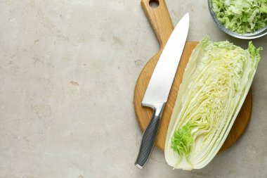 Açık gri masada Çin lahanası ve bıçağı kes. Metin için boşluk