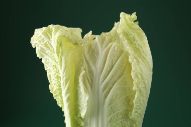 Yeşil arka planda taze Çin lahanası, yakın plan.