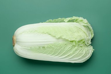 Yeşil arka planda taze Çin lahanası, üst manzara.