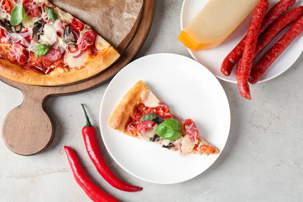 Hafif masada servis edilen ince tütsülenmiş sosisli lezzetli bir pizza.