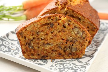 Ev yapımı havuçlu kek, masada fındıklı, yakın plan.