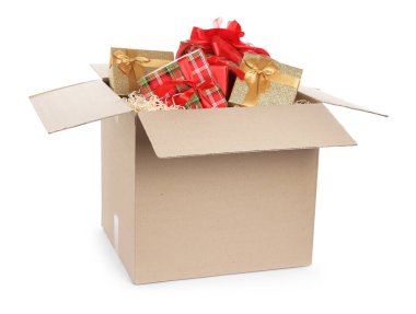 Beyaz arkaplanda hediye kutuları olan paket