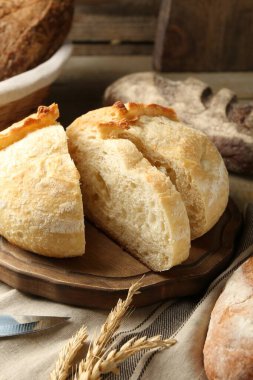Taze pişmiş ekmek, çivi ve bıçak, masaya yakın plan.