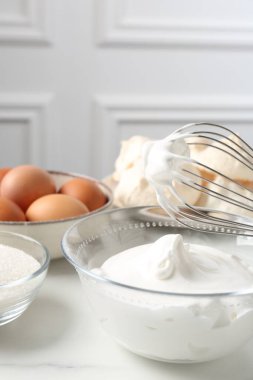 Krem şantili çırpma çırpma ve diğer malzemeler ışık masasında, yakın plan. Kurabiye pişiriyorum.