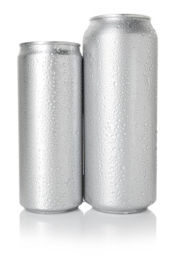 Beyaz teneke üzerinde iki ıslak teneke kutu