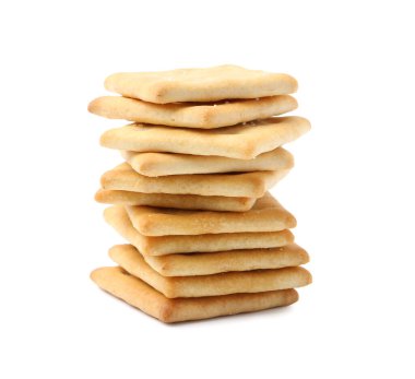 Beyaza izole edilmiş lezzetli tuzlu kraker yığını.