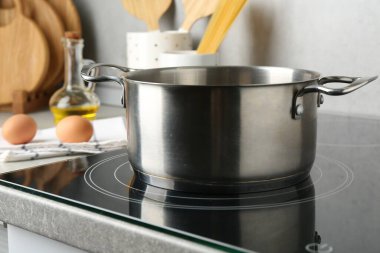 Kapalı mekanda tencereyi pişirmek. Mutfak aletleri