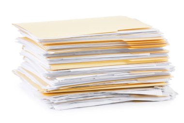 Beyaz üzerine izole edilmiş kağıtlar içeren dosya dizinleri yığını