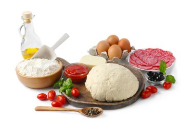 Pizza yapıyorum. Farklı malzemeler beyaza izole edilmiş.