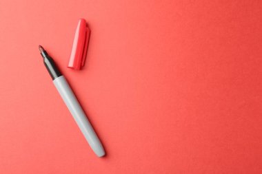 Kırmızı arkaplanda bir renk işareti, üst görünümde. Metin için boşluk