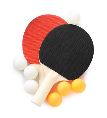 Masa tenisi raketleri ve toplar beyaz, üst görünümde izole