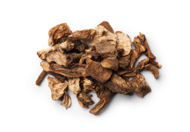 Beyaz üzerine izole edilmiş kuru hindiba kökleri yığını.