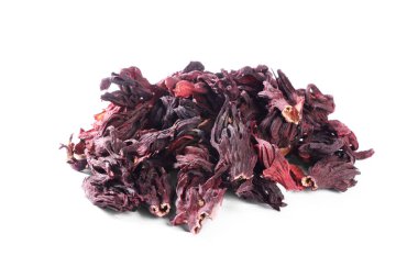Hibiscus çayı. Bir yığın kurumuş gül kalibreleri beyaza izole edilmiş.