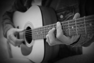Gitar çalan adam, yakın plan. Siyah ve beyaz etkisi