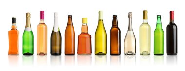 Farklı türde alkollü içeceklerin bulunduğu şişeler beyaz sette izole edilmiş.