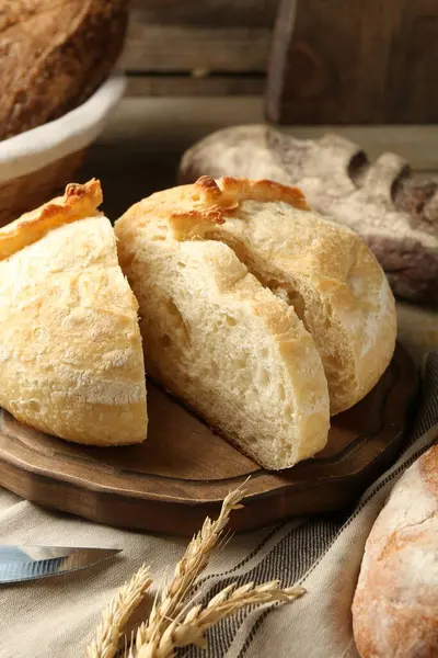 Taze pişmiş ekmek, çivi ve bıçak, masaya yakın plan.