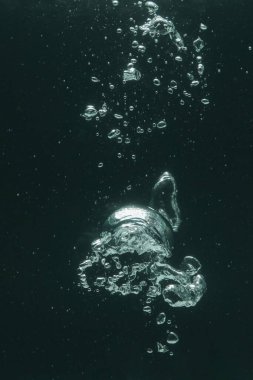 Koyu arkaplanda birçok su kabarcığı, yakın plan