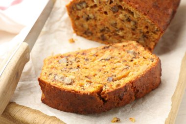 Ev yapımı havuçlu kek, masada fındıklı, yakın plan.