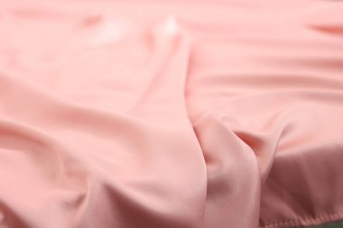 Yatakta güzel pembe ipek çarşaflar, yakın plan