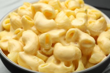 Lezzetli makarna ve peynir masada, yakın plan.