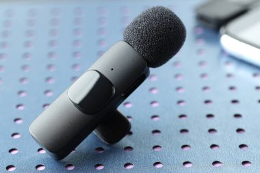 Lavalier mikrofonu mavi deftere, yakın plan. Ses ekipmanları
