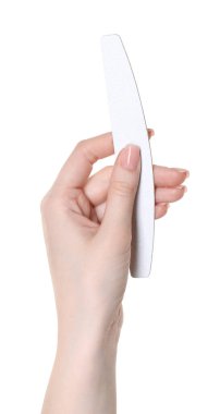 Beyaz arka planda tırnak törpüsü olan kadın, yakın plan. Manikür aracı