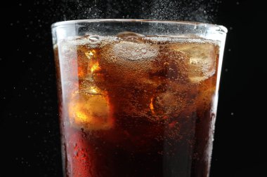 Siyah zemin üzerindeki buzlar ve kolayı tazeliyor, yakın plan