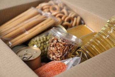 Kutuda birçok farklı gıda ürünü var, yakın plan.