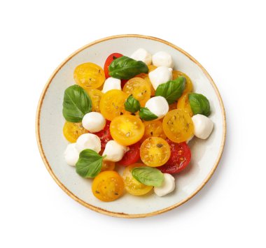 Sarı domatesli taze salata, fesleğen ve mozzarella peyniri beyaza izole edilmiş.