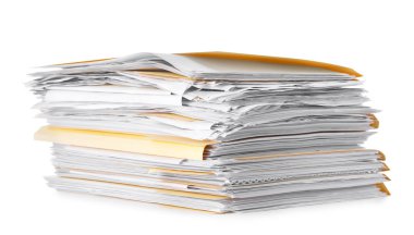 Beyaz üzerine izole edilmiş kağıtlar içeren dosya dizinleri yığını