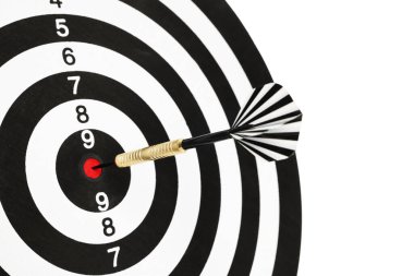 Hedef alınıyor. Dart tahtası beyaz üzerine izole edilmiş ok ile