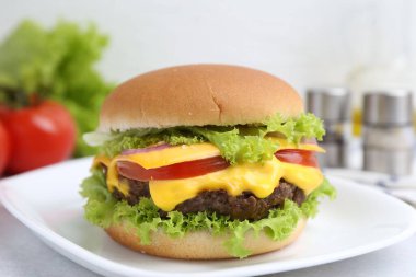 Marul ve domatesli leziz bir çizburger, yakın plan.