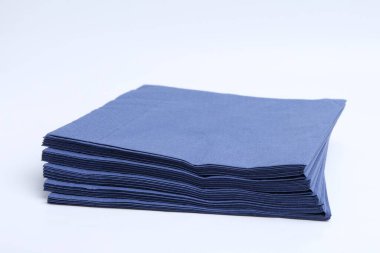 Birçok mavi kağıt mendil beyaza izole edilmiş.