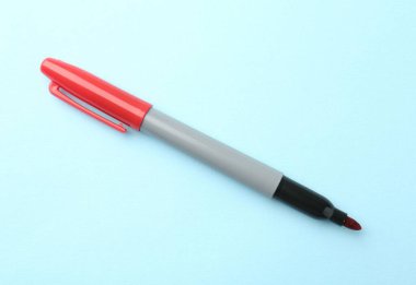 Açık mavi arka planda bir kırmızı işaret, üst manzara. Metin için boşluk