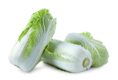Üç taze Çin lahanası beyaz üzerine izole edilmiş.