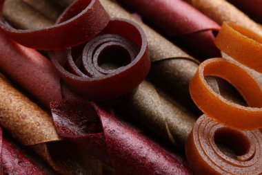 Arka plan olarak lezzetli meyve dürümleri, manzaranın üstünde.