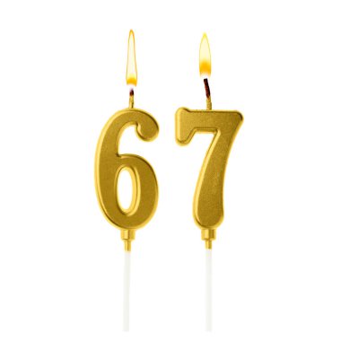 Beyaz arka planda 67 numarayı besteleyen yanan altın pasta mumları. Doğum günü veya diğer özel tarihler için şenlik dekorasyonu