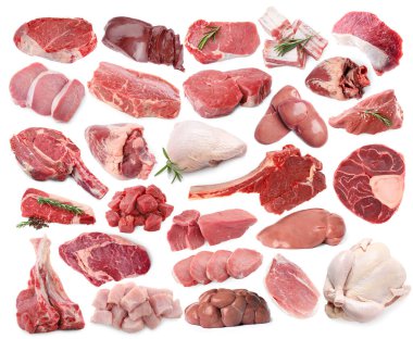Beyaz arka planda taze çiğ et ürünleri, kolaj
