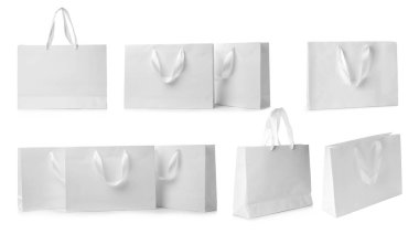 Beyaz arka planda beyaz kağıt alışveriş torbaları, set