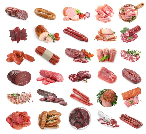 Beyaz arka planda işlenmiş lezzetli et ürünleri, kolaj