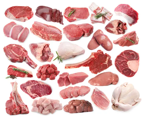 Beyaz arka planda taze çiğ et ürünleri, kolaj