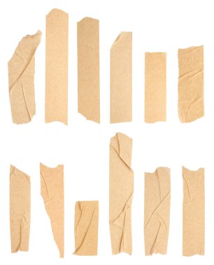 Yapışkan bant parçaları beyaz üzerine izole edilmiş.