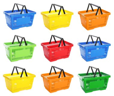 Farklı renklerde alışveriş sepetleri beyaz, set
