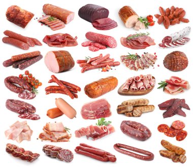 Beyaz arka planda işlenmiş lezzetli et ürünleri, kolaj