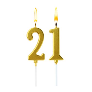 Beyaz arka planda 21 numarayı besteleyen altın renkli mumlar yakıyor. Doğum günü veya diğer özel tarihler için şenlik dekorasyonu