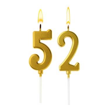 Beyaz arka planda 52 numarayı besteleyen altın renkli mumlar yakıyor. Doğum günü veya diğer özel tarihler için şenlik dekorasyonu
