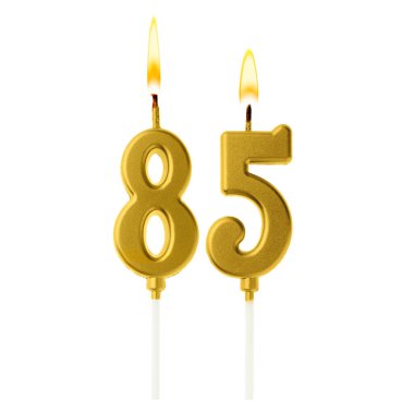 Beyaz arka planda 85 numarayı besteleyen altın renkli mumlar yakıyor. Doğum günü veya diğer özel tarihler için şenlik dekorasyonu