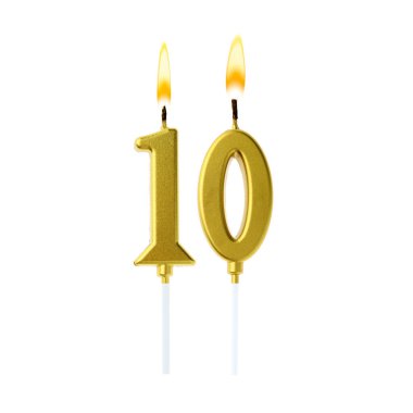 Beyaz arka planda 10 numarayı besteleyen altın renkli mumlar yakıyor. Doğum günü veya diğer özel tarihler için şenlik dekorasyonu