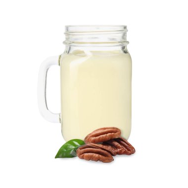 Cam kavanozda fındık sütü ve beyaz fındıklar.